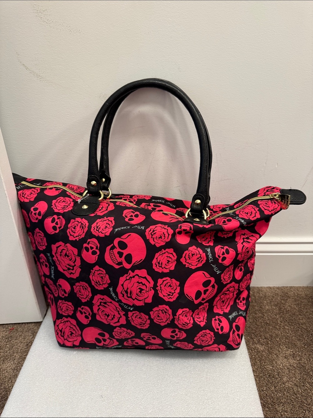 Betsey Johnson Black & Hot Pink Skull and Rose Tote travel bag purse - Picture 3 of 8